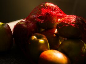 Meleg reggeli hideg napokra – Sült alma fahéjjal, dióval, egy kanál tejföllel