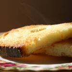 Miből álljon egy vegán reggeli? Egyszerű és finom alapreceptek A reggeli a nap egyik legfontosabb étkezése, és vegánként sem kell lemondani a laktató, ízletes, változatos fogásokról. A növényi alapú reggeli lehet meleg vagy hideg, sós vagy édes – egy a lényeg: tápláljon, energizáljon és jól essen, mielőtt elindulsz a napnak. A klasszikus zabkása újragondolva A zabkása igazi jolly joker: gyorsan elkészül, tápláló, és végtelen módon variálható. Növényi tejjel vagy vízzel főzve is tökéletes, és már a főzés közben ízesíthető fahéjjal, vaníliával, reszelt almával vagy akár kakaóporral. Tálaláskor mehet rá gyümölcs, magvak, egy kanál mogyoróvaj vagy juharszirup – így minden reggel más élmény. Pirítós, ahogy még nem etted A pirítós nemcsak vajjal és lekvárral finom. Próbáld ki avokádókrémmel, csicseriborsó pástétommal vagy sült paprikás humusszal. Egy kis friss zöldség – például uborka, paradicsom, csíra – még üdébbé teszi. Ha édesre vágysz, egy réteg mogyoróvajra karikázott banán és egy csipet fahéj is igazi reggeli boldogság. Vegán palacsinta percek alatt Egy bögre növényi tej, liszt, egy kevés sütőpor és egy kis édesítő – már készülhet is a gyors, tojás- és tejmentes palacsinta. A tésztát lehet turbózni reszelt almával, lenmaggal vagy akár kakaóval is. Egy serpenyő, pár perc oldalanként, és már tálalhatod is gyümölccsel, növényi joghurttal vagy házi lekvárral. Tofu rántotta: a sós reggelik sztárja Ha sós reggelit szeretnél, a tofu rántotta a legjobb barátod. Egy kis olívaolajon morzsolt natúr tofu, kurkuma a színéhez, só, bors, esetleg fekete só a „tojásosabb” ízért, és máris kész a fehérjedús fogás. Mehet bele spenót, paprika, paradicsom, újhagyma – attól függően, mi van a hűtőben. Pirítóssal vagy egy szelet teljes kiőrlésű kenyérrel tökéletes reggeli. Smoothie tál, ha időd is van rá A smoothie nem csak pohárban állja meg a helyét. Egy sűrűbb, banános, bogyós gyümölcsös turmixot kanalazni is lehet, ha egy tálba öntöd, és a tetejére megy egy kis ropogós granola, szeletelt gyümölcs és egy marék magkeverék. Szép is, finom is, és még jól is indul tőle a nap. Előre elkészíthető reggelik a rohanós napokra Ha tudod, hogy másnap kevés lesz az időd, készíts el előre valamit. Az „overnight oats” – vagyis az éjszakán át áztatott zab – tökéletes hideg reggeli. Egy üvegbe rétegezve zab, növényi tej, chia mag, egy kis juharszirup és gyümölcs – reggelre krémes, frissítő étel vár. Ugyanez működik chia puding formájában is, ha inkább könnyedebb állagot szeretnél. A vegán reggeli változatos, színes és izgalmas – csak egy kis kreativitás kell hozzá. Nem az a lényeg, hogy minden reggel valami extrával kezdődjön, hanem hogy örömmel, jóllakottan és feltöltődve vágj bele a napba.