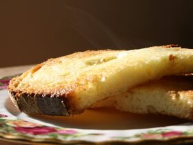 Miből álljon egy vegán reggeli? Egyszerű és finom alapreceptek A reggeli a nap egyik legfontosabb étkezése, és vegánként sem kell lemondani a laktató, ízletes, változatos fogásokról. A növényi alapú reggeli lehet meleg vagy hideg, sós vagy édes – egy a lényeg: tápláljon, energizáljon és jól essen, mielőtt elindulsz a napnak. A klasszikus zabkása újragondolva A zabkása igazi jolly joker: gyorsan elkészül, tápláló, és végtelen módon variálható. Növényi tejjel vagy vízzel főzve is tökéletes, és már a főzés közben ízesíthető fahéjjal, vaníliával, reszelt almával vagy akár kakaóporral. Tálaláskor mehet rá gyümölcs, magvak, egy kanál mogyoróvaj vagy juharszirup – így minden reggel más élmény. Pirítós, ahogy még nem etted A pirítós nemcsak vajjal és lekvárral finom. Próbáld ki avokádókrémmel, csicseriborsó pástétommal vagy sült paprikás humusszal. Egy kis friss zöldség – például uborka, paradicsom, csíra – még üdébbé teszi. Ha édesre vágysz, egy réteg mogyoróvajra karikázott banán és egy csipet fahéj is igazi reggeli boldogság. Vegán palacsinta percek alatt Egy bögre növényi tej, liszt, egy kevés sütőpor és egy kis édesítő – már készülhet is a gyors, tojás- és tejmentes palacsinta. A tésztát lehet turbózni reszelt almával, lenmaggal vagy akár kakaóval is. Egy serpenyő, pár perc oldalanként, és már tálalhatod is gyümölccsel, növényi joghurttal vagy házi lekvárral. Tofu rántotta: a sós reggelik sztárja Ha sós reggelit szeretnél, a tofu rántotta a legjobb barátod. Egy kis olívaolajon morzsolt natúr tofu, kurkuma a színéhez, só, bors, esetleg fekete só a „tojásosabb” ízért, és máris kész a fehérjedús fogás. Mehet bele spenót, paprika, paradicsom, újhagyma – attól függően, mi van a hűtőben. Pirítóssal vagy egy szelet teljes kiőrlésű kenyérrel tökéletes reggeli. Smoothie tál, ha időd is van rá A smoothie nem csak pohárban állja meg a helyét. Egy sűrűbb, banános, bogyós gyümölcsös turmixot kanalazni is lehet, ha egy tálba öntöd, és a tetejére megy egy kis ropogós granola, szeletelt gyümölcs és egy marék magkeverék. Szép is, finom is, és még jól is indul tőle a nap. Előre elkészíthető reggelik a rohanós napokra Ha tudod, hogy másnap kevés lesz az időd, készíts el előre valamit. Az „overnight oats” – vagyis az éjszakán át áztatott zab – tökéletes hideg reggeli. Egy üvegbe rétegezve zab, növényi tej, chia mag, egy kis juharszirup és gyümölcs – reggelre krémes, frissítő étel vár. Ugyanez működik chia puding formájában is, ha inkább könnyedebb állagot szeretnél. A vegán reggeli változatos, színes és izgalmas – csak egy kis kreativitás kell hozzá. Nem az a lényeg, hogy minden reggel valami extrával kezdődjön, hanem hogy örömmel, jóllakottan és feltöltődve vágj bele a napba.