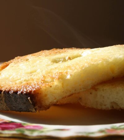 Miből álljon egy vegán reggeli? Egyszerű és finom alapreceptek A reggeli a nap egyik legfontosabb étkezése, és vegánként sem kell lemondani a laktató, ízletes, változatos fogásokról. A növényi alapú reggeli lehet meleg vagy hideg, sós vagy édes – egy a lényeg: tápláljon, energizáljon és jól essen, mielőtt elindulsz a napnak. A klasszikus zabkása újragondolva A zabkása igazi jolly joker: gyorsan elkészül, tápláló, és végtelen módon variálható. Növényi tejjel vagy vízzel főzve is tökéletes, és már a főzés közben ízesíthető fahéjjal, vaníliával, reszelt almával vagy akár kakaóporral. Tálaláskor mehet rá gyümölcs, magvak, egy kanál mogyoróvaj vagy juharszirup – így minden reggel más élmény. Pirítós, ahogy még nem etted A pirítós nemcsak vajjal és lekvárral finom. Próbáld ki avokádókrémmel, csicseriborsó pástétommal vagy sült paprikás humusszal. Egy kis friss zöldség – például uborka, paradicsom, csíra – még üdébbé teszi. Ha édesre vágysz, egy réteg mogyoróvajra karikázott banán és egy csipet fahéj is igazi reggeli boldogság. Vegán palacsinta percek alatt Egy bögre növényi tej, liszt, egy kevés sütőpor és egy kis édesítő – már készülhet is a gyors, tojás- és tejmentes palacsinta. A tésztát lehet turbózni reszelt almával, lenmaggal vagy akár kakaóval is. Egy serpenyő, pár perc oldalanként, és már tálalhatod is gyümölccsel, növényi joghurttal vagy házi lekvárral. Tofu rántotta: a sós reggelik sztárja Ha sós reggelit szeretnél, a tofu rántotta a legjobb barátod. Egy kis olívaolajon morzsolt natúr tofu, kurkuma a színéhez, só, bors, esetleg fekete só a „tojásosabb” ízért, és máris kész a fehérjedús fogás. Mehet bele spenót, paprika, paradicsom, újhagyma – attól függően, mi van a hűtőben. Pirítóssal vagy egy szelet teljes kiőrlésű kenyérrel tökéletes reggeli. Smoothie tál, ha időd is van rá A smoothie nem csak pohárban állja meg a helyét. Egy sűrűbb, banános, bogyós gyümölcsös turmixot kanalazni is lehet, ha egy tálba öntöd, és a tetejére megy egy kis ropogós granola, szeletelt gyümölcs és egy marék magkeverék. Szép is, finom is, és még jól is indul tőle a nap. Előre elkészíthető reggelik a rohanós napokra Ha tudod, hogy másnap kevés lesz az időd, készíts el előre valamit. Az „overnight oats” – vagyis az éjszakán át áztatott zab – tökéletes hideg reggeli. Egy üvegbe rétegezve zab, növényi tej, chia mag, egy kis juharszirup és gyümölcs – reggelre krémes, frissítő étel vár. Ugyanez működik chia puding formájában is, ha inkább könnyedebb állagot szeretnél. A vegán reggeli változatos, színes és izgalmas – csak egy kis kreativitás kell hozzá. Nem az a lényeg, hogy minden reggel valami extrával kezdődjön, hanem hogy örömmel, jóllakottan és feltöltődve vágj bele a napba.