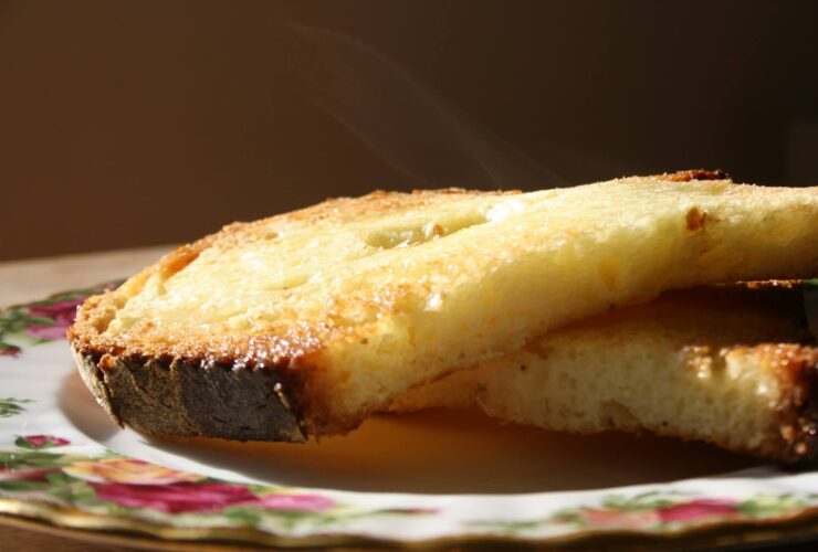 Miből álljon egy vegán reggeli? Egyszerű és finom alapreceptek A reggeli a nap egyik legfontosabb étkezése, és vegánként sem kell lemondani a laktató, ízletes, változatos fogásokról. A növényi alapú reggeli lehet meleg vagy hideg, sós vagy édes – egy a lényeg: tápláljon, energizáljon és jól essen, mielőtt elindulsz a napnak. A klasszikus zabkása újragondolva A zabkása igazi jolly joker: gyorsan elkészül, tápláló, és végtelen módon variálható. Növényi tejjel vagy vízzel főzve is tökéletes, és már a főzés közben ízesíthető fahéjjal, vaníliával, reszelt almával vagy akár kakaóporral. Tálaláskor mehet rá gyümölcs, magvak, egy kanál mogyoróvaj vagy juharszirup – így minden reggel más élmény. Pirítós, ahogy még nem etted A pirítós nemcsak vajjal és lekvárral finom. Próbáld ki avokádókrémmel, csicseriborsó pástétommal vagy sült paprikás humusszal. Egy kis friss zöldség – például uborka, paradicsom, csíra – még üdébbé teszi. Ha édesre vágysz, egy réteg mogyoróvajra karikázott banán és egy csipet fahéj is igazi reggeli boldogság. Vegán palacsinta percek alatt Egy bögre növényi tej, liszt, egy kevés sütőpor és egy kis édesítő – már készülhet is a gyors, tojás- és tejmentes palacsinta. A tésztát lehet turbózni reszelt almával, lenmaggal vagy akár kakaóval is. Egy serpenyő, pár perc oldalanként, és már tálalhatod is gyümölccsel, növényi joghurttal vagy házi lekvárral. Tofu rántotta: a sós reggelik sztárja Ha sós reggelit szeretnél, a tofu rántotta a legjobb barátod. Egy kis olívaolajon morzsolt natúr tofu, kurkuma a színéhez, só, bors, esetleg fekete só a „tojásosabb” ízért, és máris kész a fehérjedús fogás. Mehet bele spenót, paprika, paradicsom, újhagyma – attól függően, mi van a hűtőben. Pirítóssal vagy egy szelet teljes kiőrlésű kenyérrel tökéletes reggeli. Smoothie tál, ha időd is van rá A smoothie nem csak pohárban állja meg a helyét. Egy sűrűbb, banános, bogyós gyümölcsös turmixot kanalazni is lehet, ha egy tálba öntöd, és a tetejére megy egy kis ropogós granola, szeletelt gyümölcs és egy marék magkeverék. Szép is, finom is, és még jól is indul tőle a nap. Előre elkészíthető reggelik a rohanós napokra Ha tudod, hogy másnap kevés lesz az időd, készíts el előre valamit. Az „overnight oats” – vagyis az éjszakán át áztatott zab – tökéletes hideg reggeli. Egy üvegbe rétegezve zab, növényi tej, chia mag, egy kis juharszirup és gyümölcs – reggelre krémes, frissítő étel vár. Ugyanez működik chia puding formájában is, ha inkább könnyedebb állagot szeretnél. A vegán reggeli változatos, színes és izgalmas – csak egy kis kreativitás kell hozzá. Nem az a lényeg, hogy minden reggel valami extrával kezdődjön, hanem hogy örömmel, jóllakottan és feltöltődve vágj bele a napba.