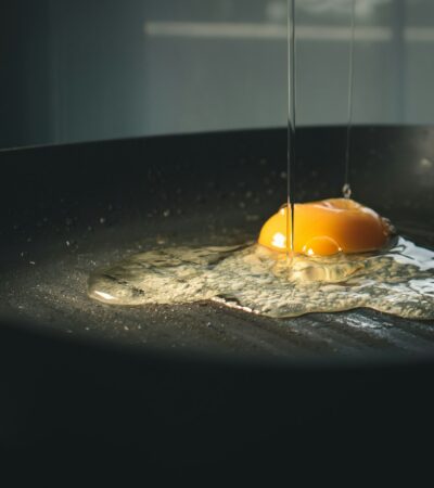 Sós reggeli, ami nem nehéz – zöldséges omlett kecskesajttal